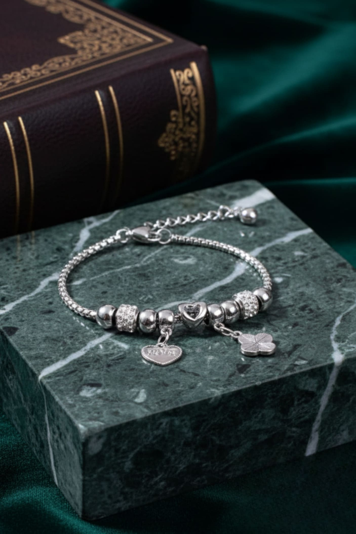 Pulsera de acero inoxidable con dijes de corazón y trébol