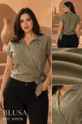 Blusa cruzada en tela chelo con nudo lateral y diseño bordado