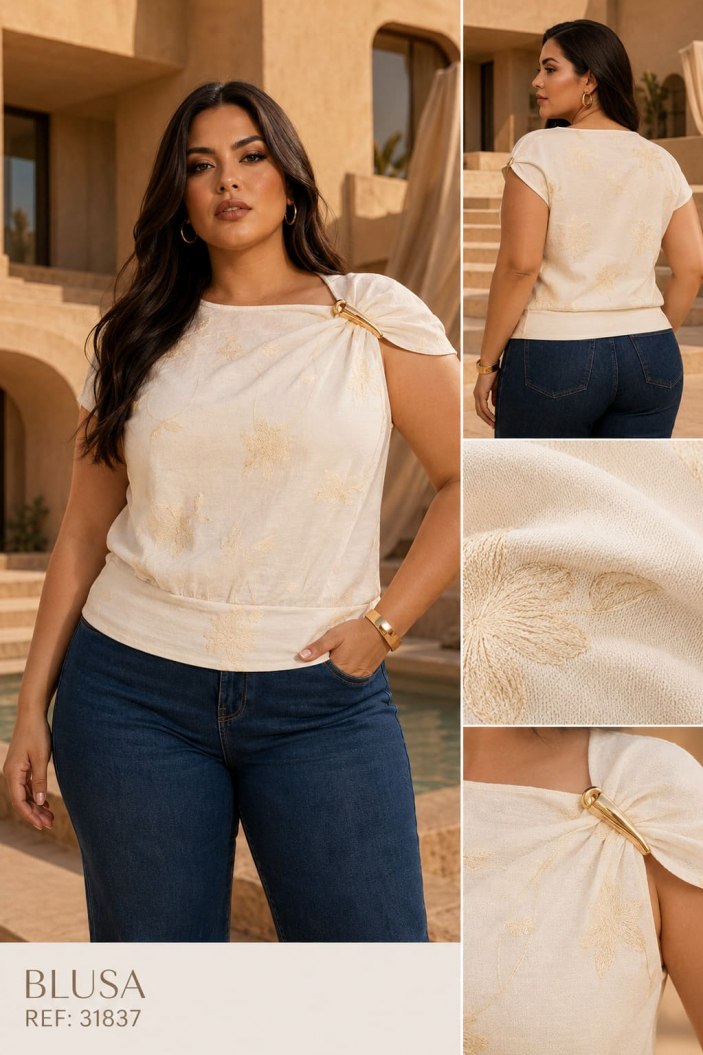 Blusa en tela chelo con herraje decorativo en el hombro