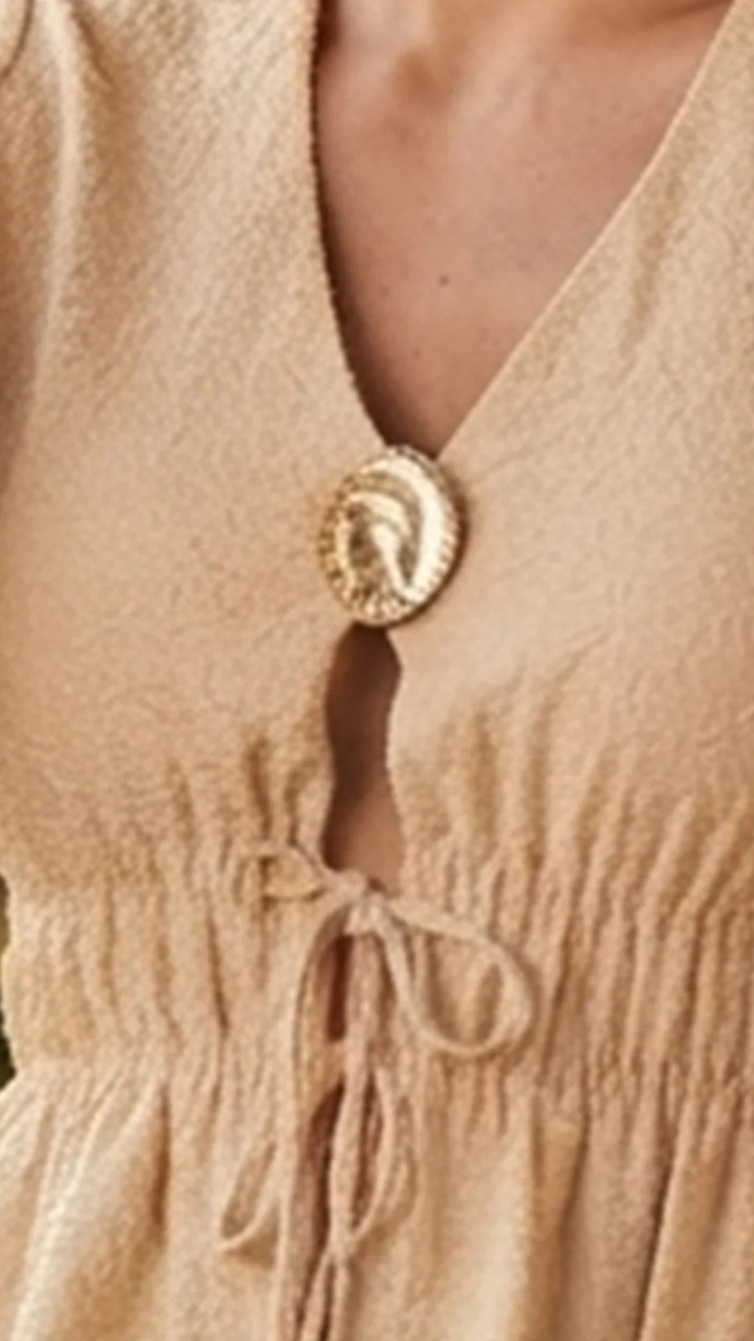 BEIGE - blusa-corta-con-escote-profundo-y-frente-abierto-beige