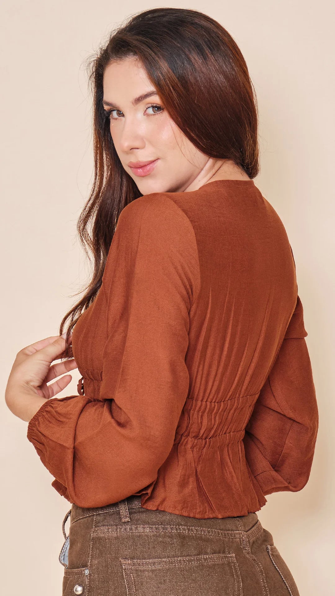 CHOCOLATE - blusa-corta-con-escote-profundo-y-frente-abierto-chocolate