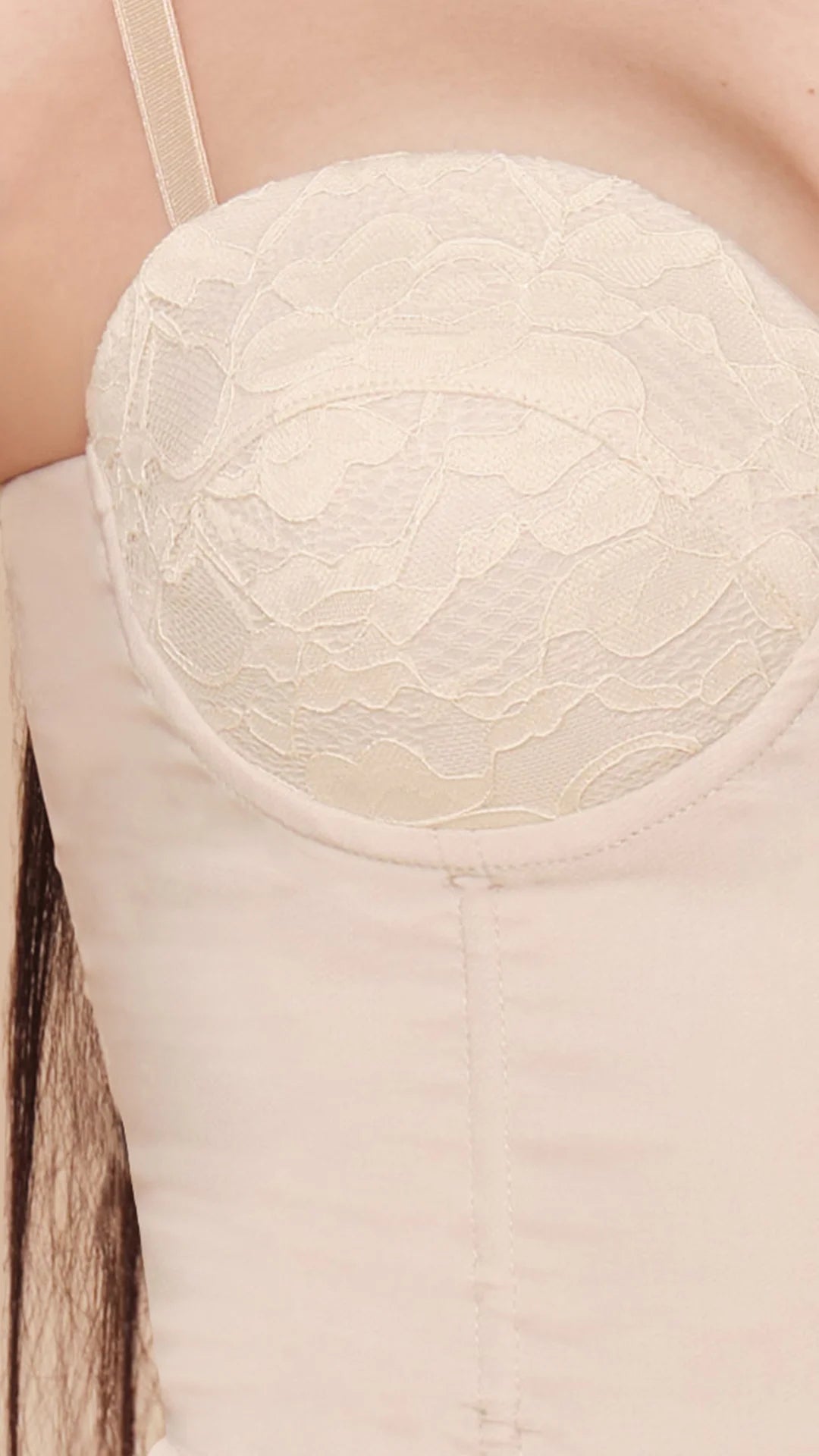 CREMA - corset-estraple-corto-con-tira-brassier-remache-en-espalda-crema