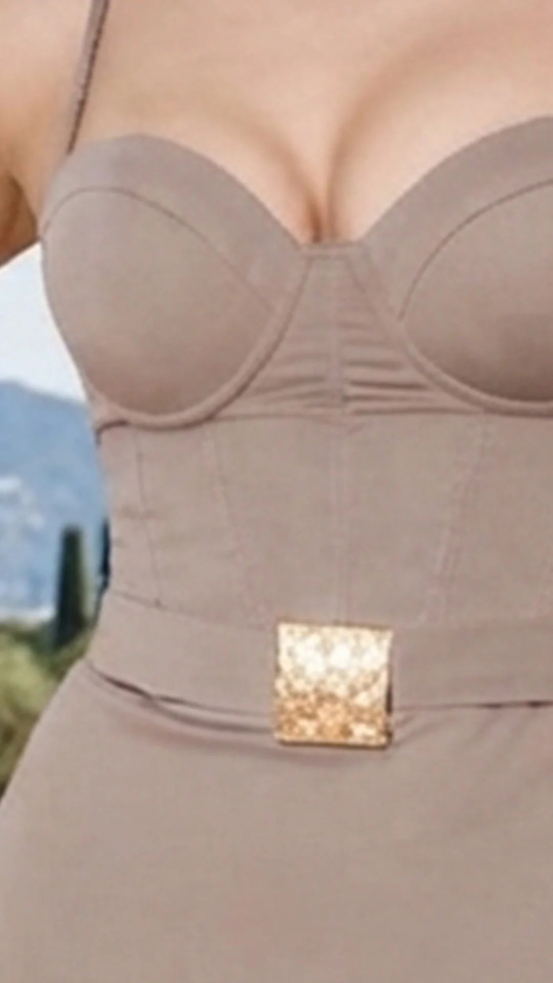 BEIGE - vestido-corset-estraple-con-copa-falda-larga-con-abertura-en-costado-beige
