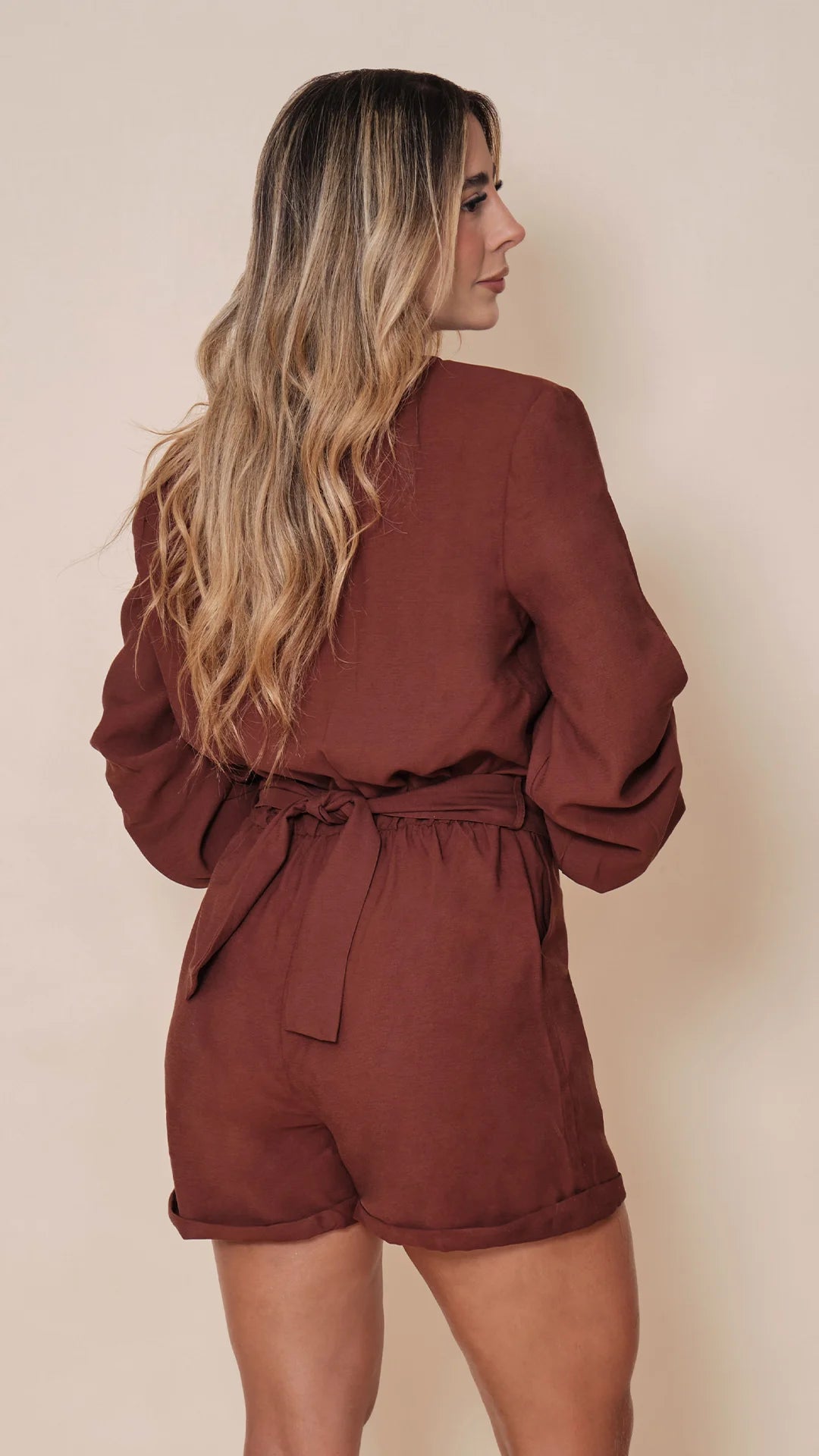 CHOCOLATE - enterizo-blusa-escote-profundo-manga-larga-short-con-bolsillos-chocolate