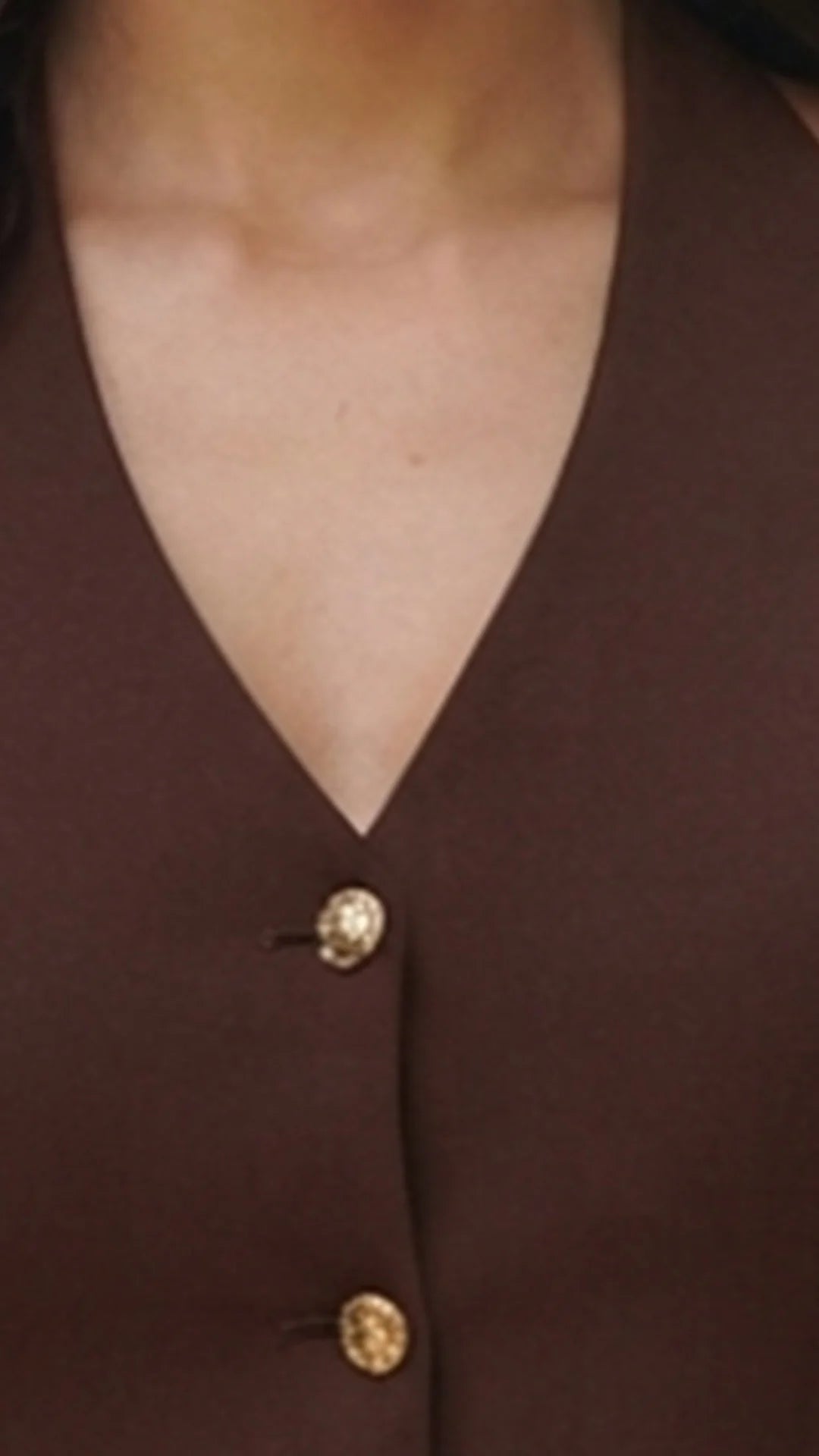 CAFÉ - blusa-estraple-larga-con-amarre-en-cuello-cafe