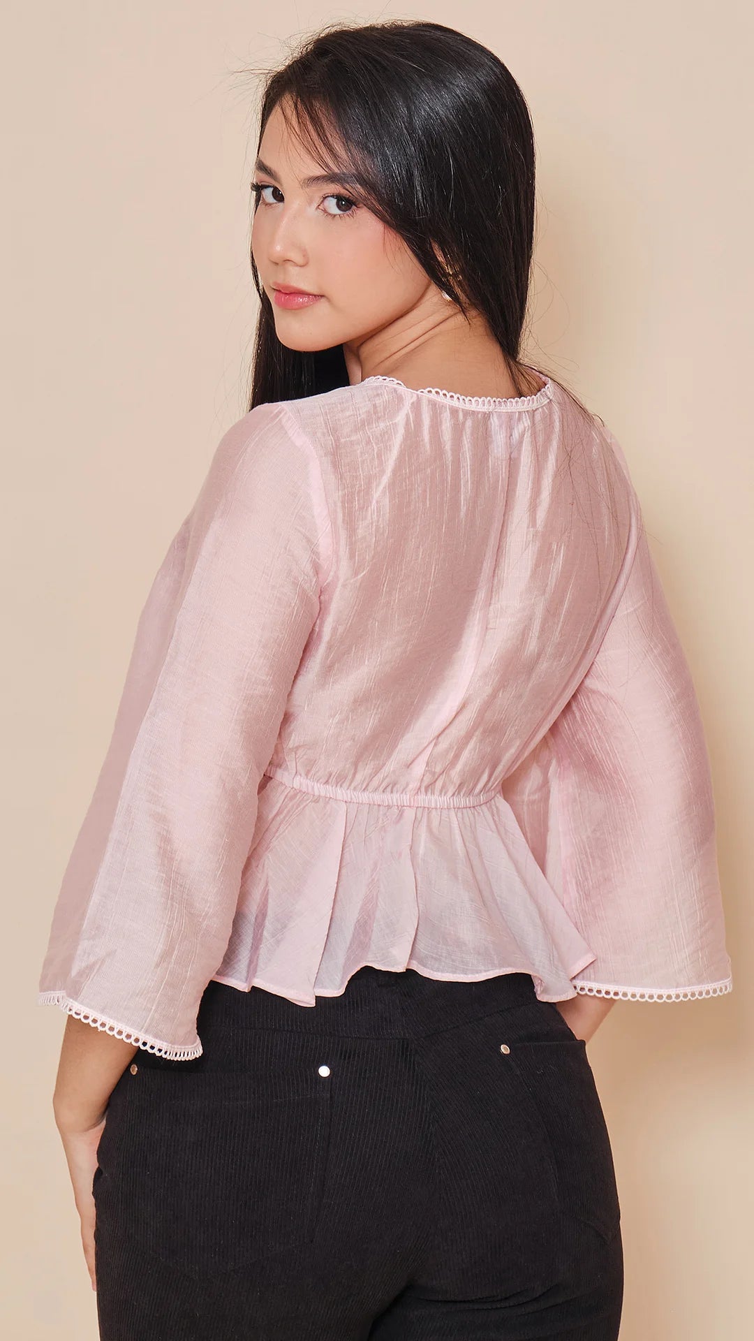 ROSADO - blusa-corta-con-escote-profundo-bolero-en-ruedo-rosado