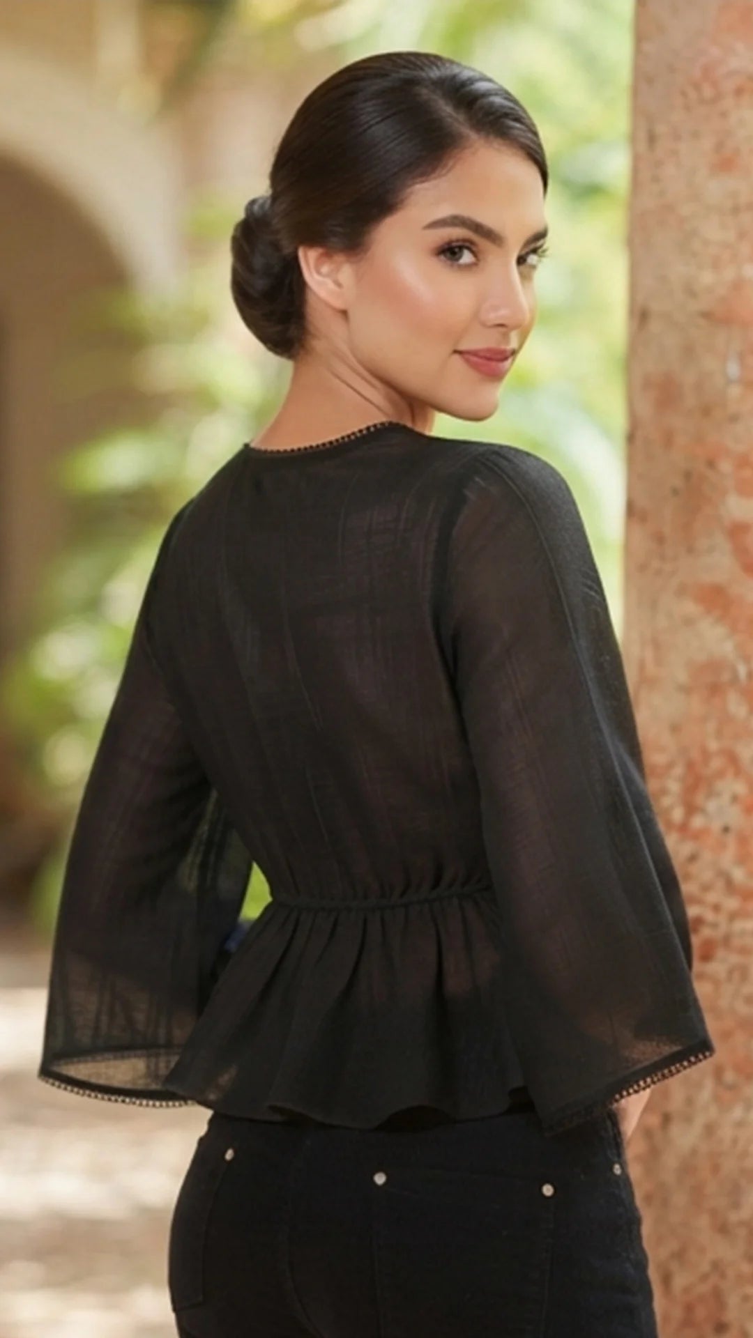 NEGRO - blusa-corta-con-escote-profundo-bolero-en-ruedo-negro