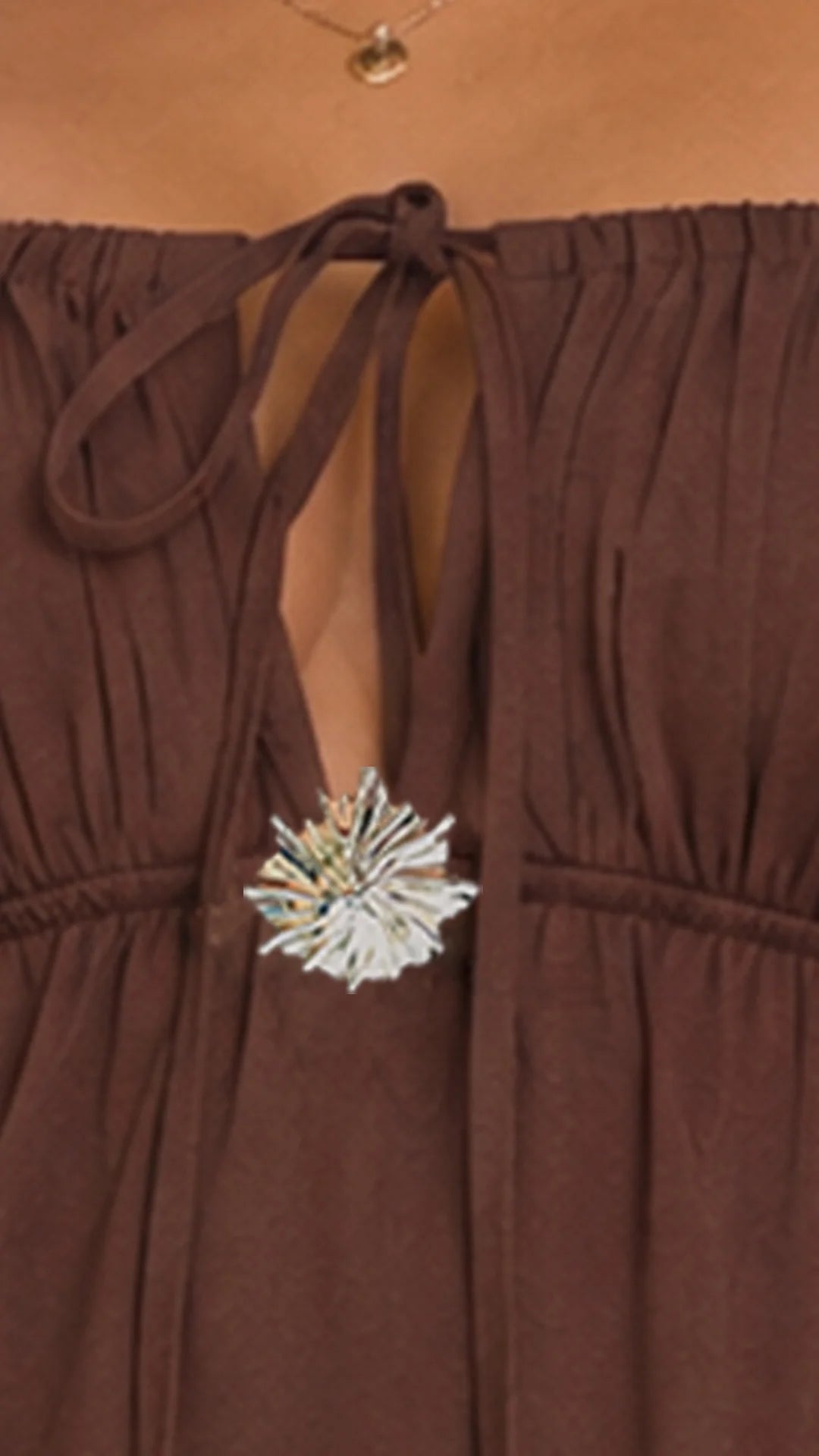 CHOCOLATE - blusa-corta-straple-con-copas-prences-en-frente-chocolate