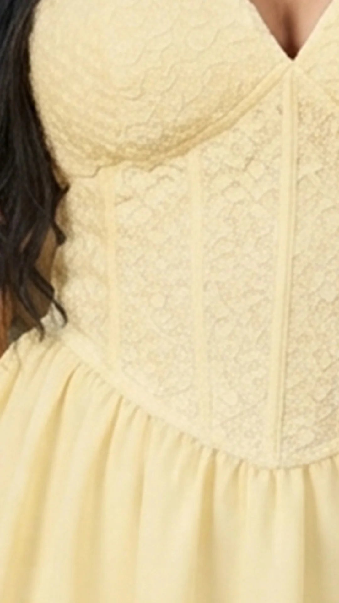CREMA - vestido-crop-top-de-tiras-con-copas-falda-corta-con-bolero-en-ruedo-crema