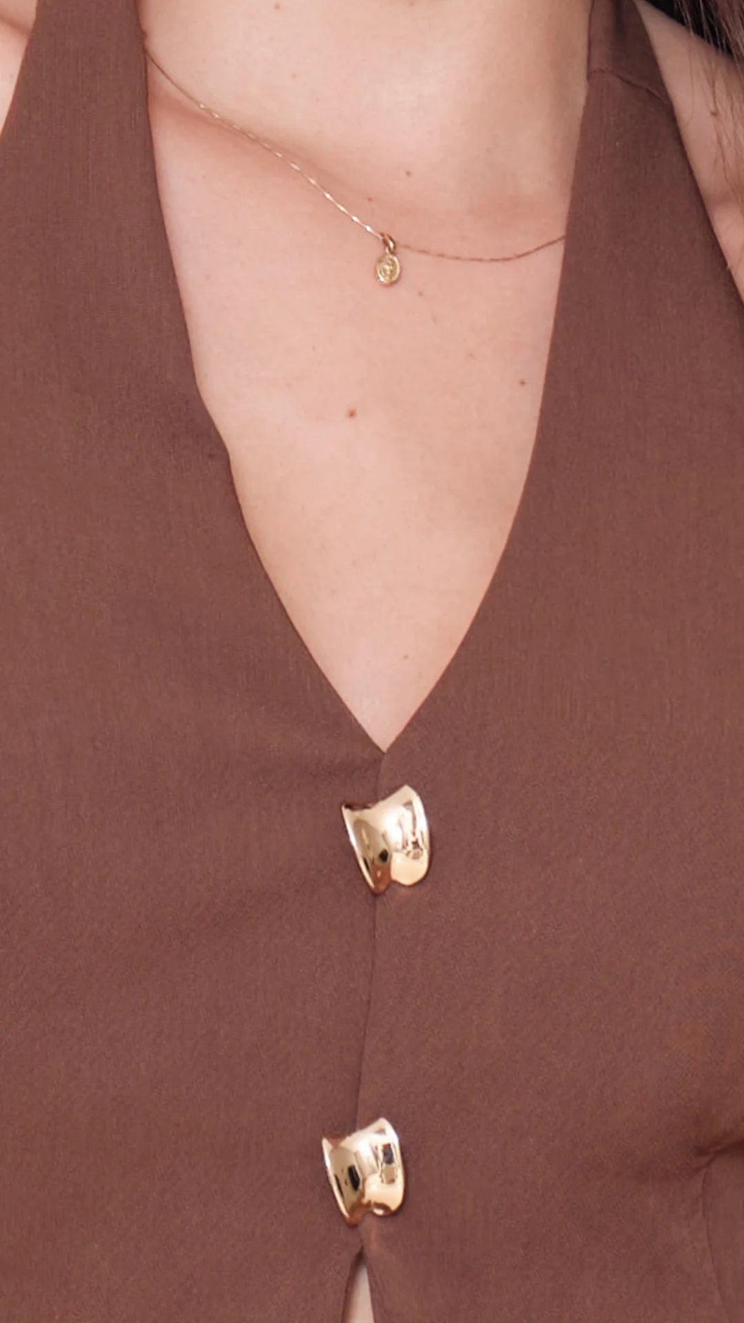 CAFÉ - blusa-corta-con-amarre-en-cuello-copa-cafe