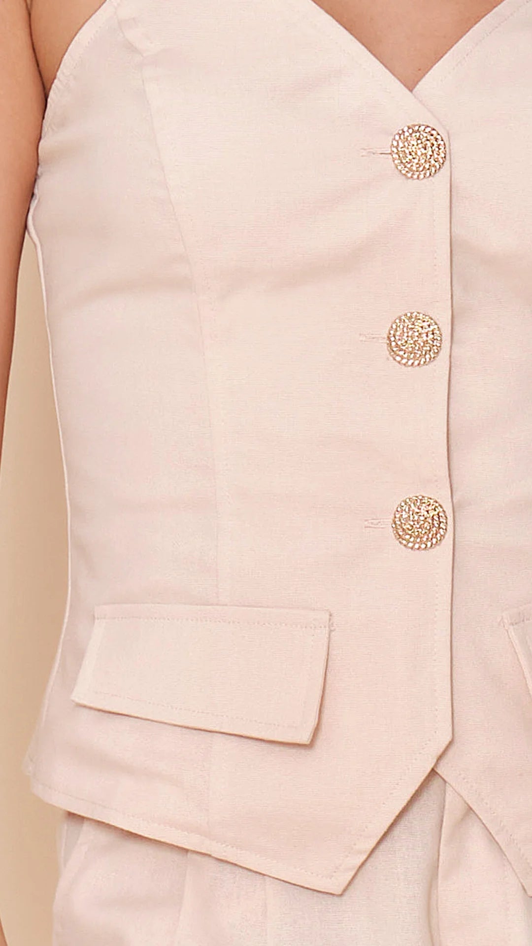 CREMA - conjunto-blusa-estraple-con-cortes-boton-en-frente-short-con-prenses-crema