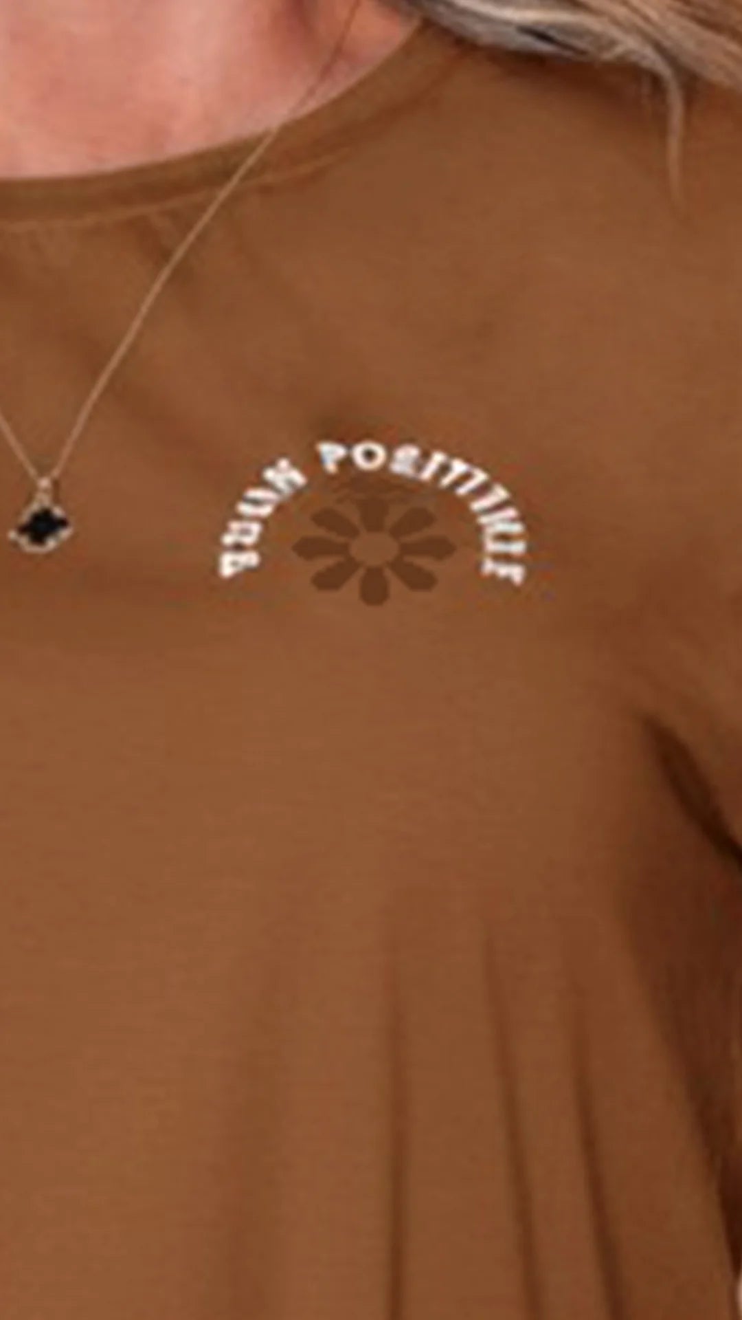 CAFÉ - blusa-plus-con-abertura-en-costados-estampado-sobre-tela-fria-cafe