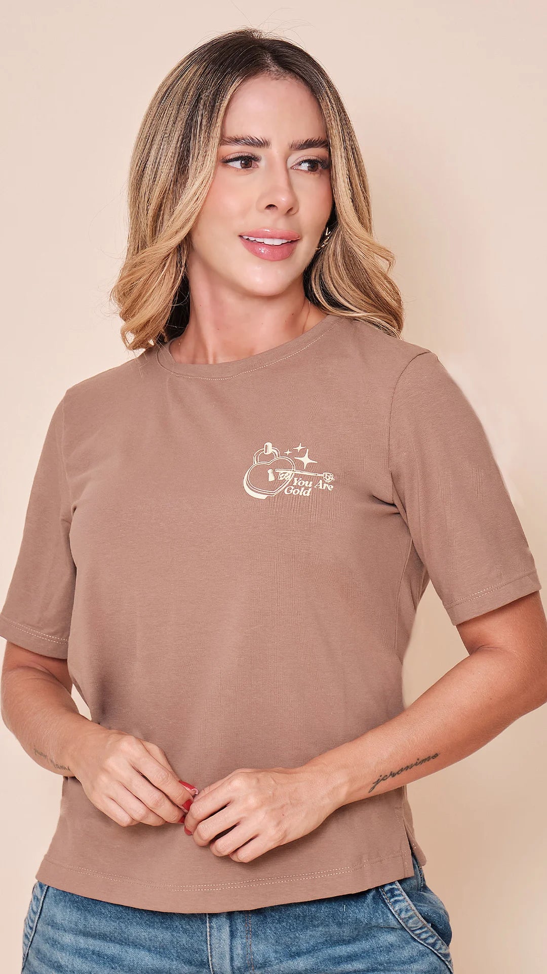 TAUPÉ - blusa-con-abertura-en-costado-dobladillo-ancho-estampado-sobre-tela-fria-taupe