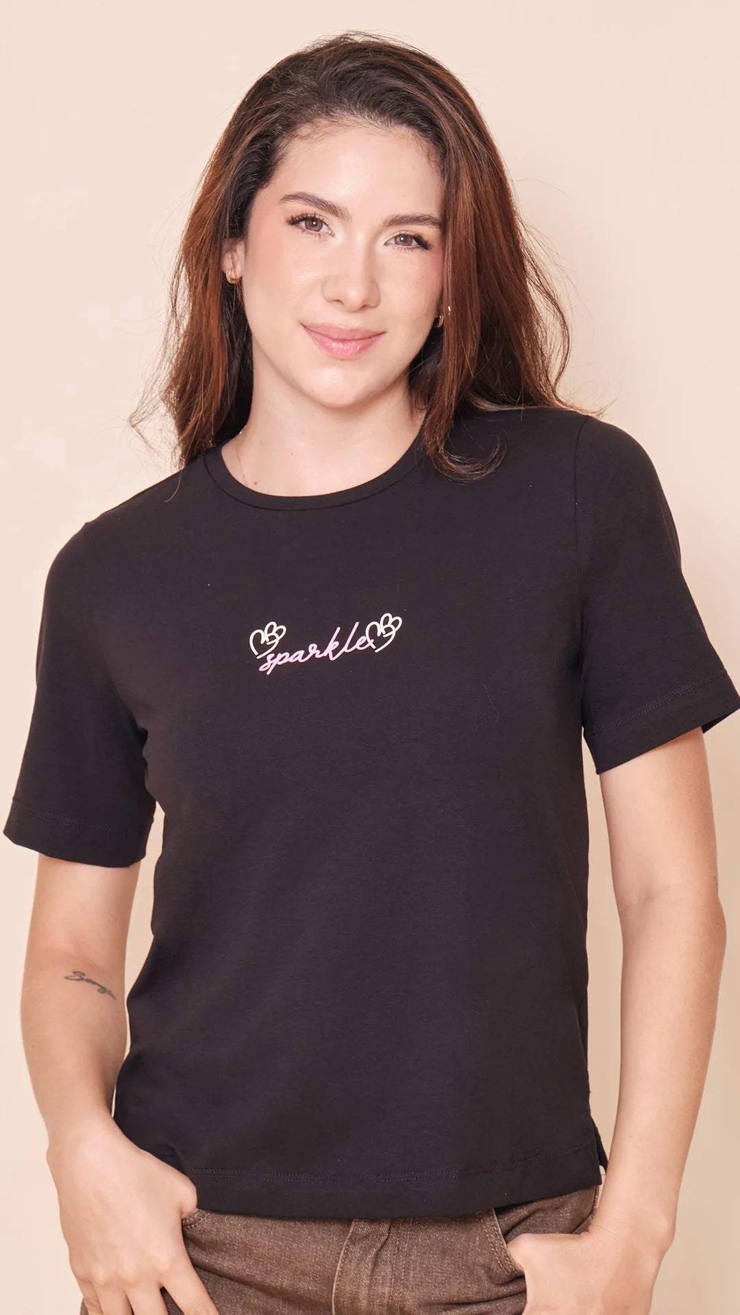NEGRO - blusa-con-abertura-en-costado-dobladillo-ancho-estampado-sobre-tela-fria-negro-985-8672