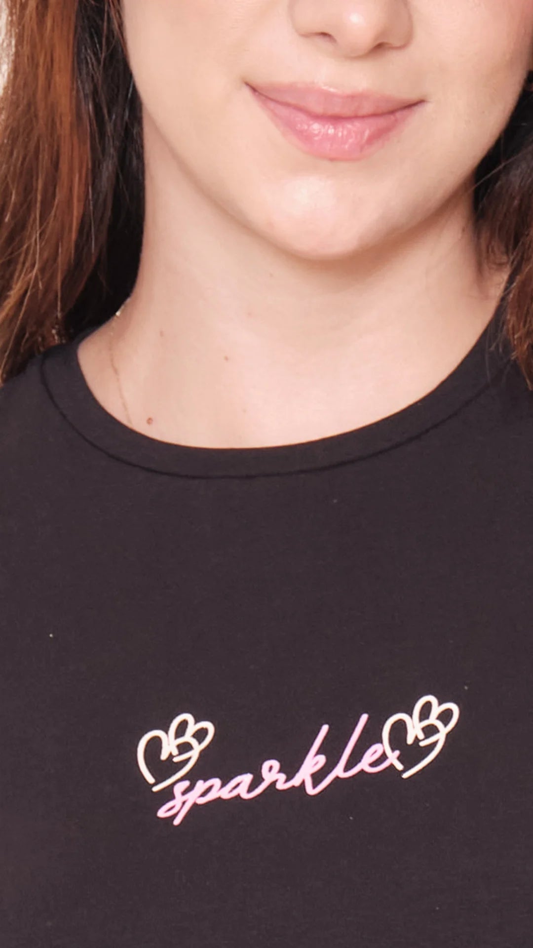 NEGRO - blusa-con-abertura-en-costado-dobladillo-ancho-estampado-sobre-tela-fria-negro-985-8672