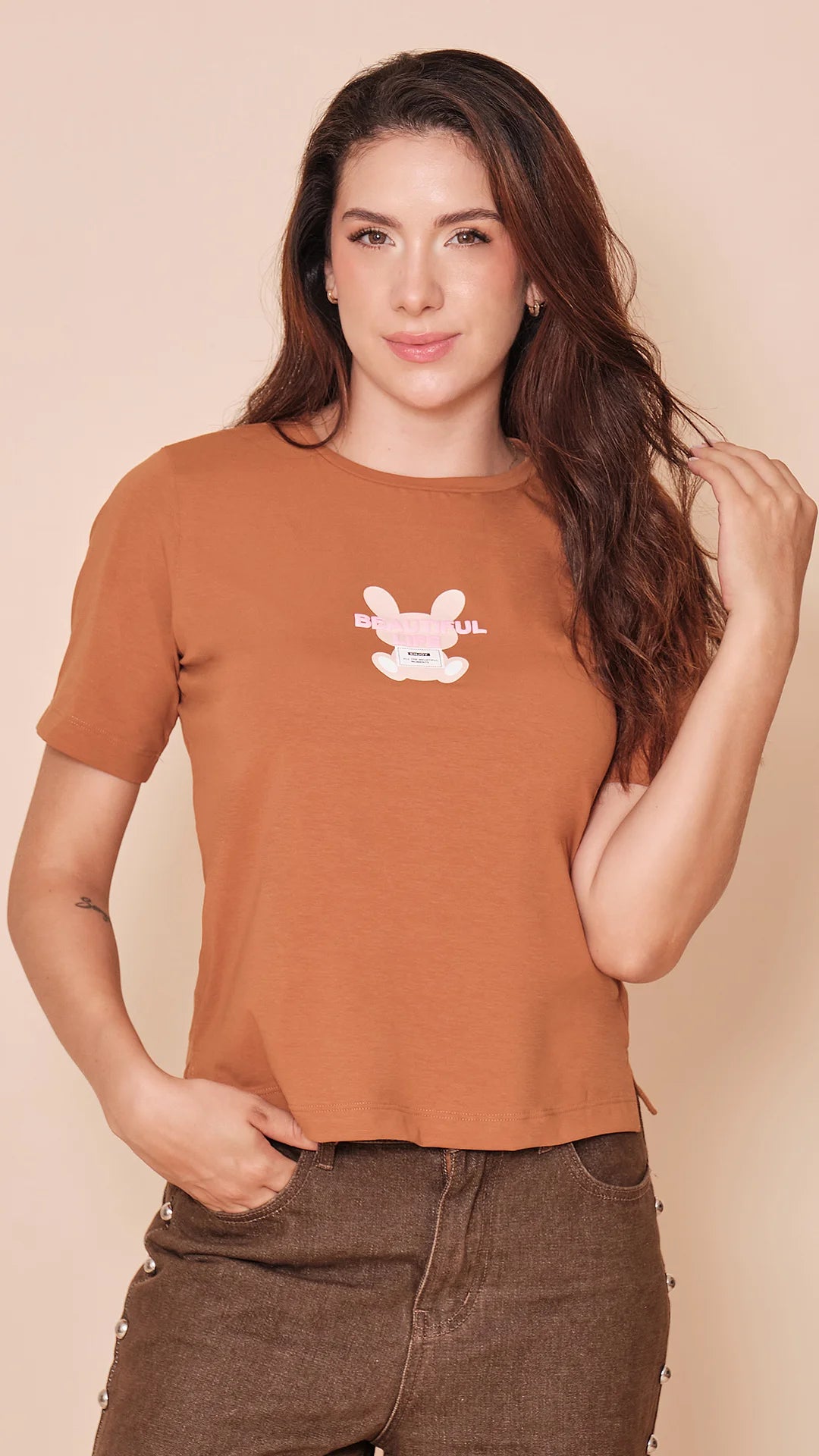 CAFÉ - blusa-con-abertura-en-costado-dobladillo-ancho-estampado-sobre-tela-fria-cafe