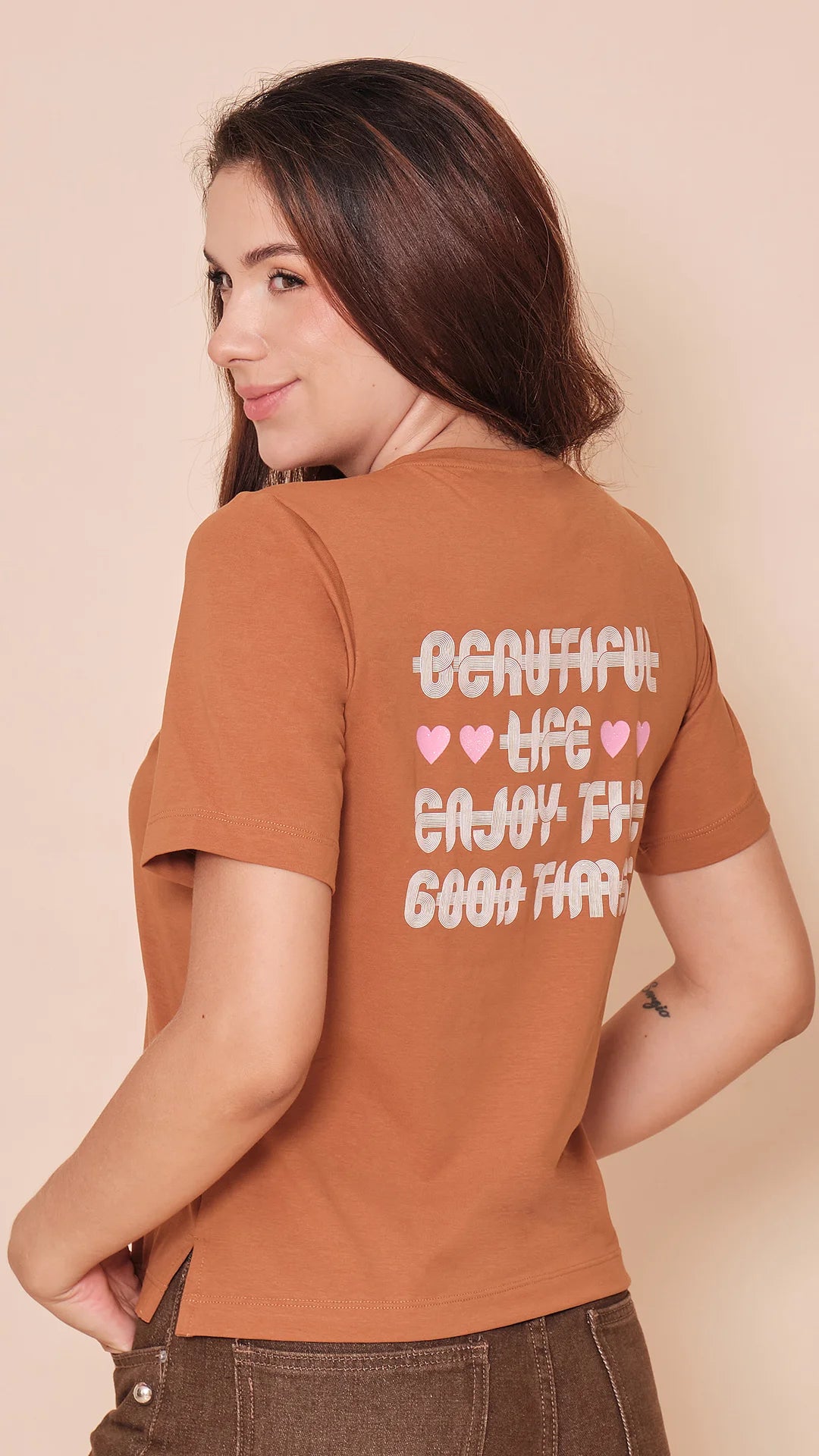 CAFÉ - blusa-con-abertura-en-costado-dobladillo-ancho-estampado-sobre-tela-fria-cafe