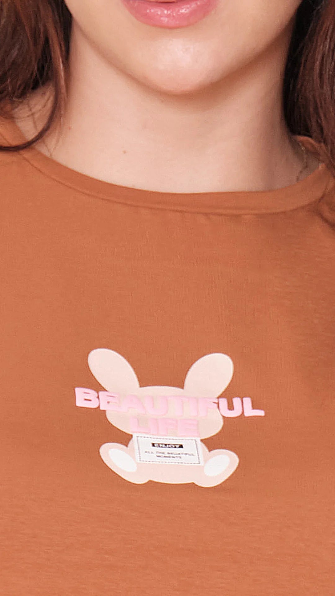 CAFÉ - blusa-con-abertura-en-costado-dobladillo-ancho-estampado-sobre-tela-fria-cafe